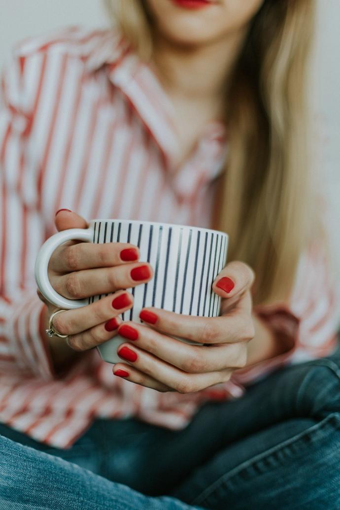 Ervaring Alexadra selective focus photo of a woman holding a white coffee mug