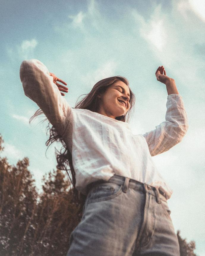 Ervaring Farah woman in white long sleeve shirt and blue denim jeans